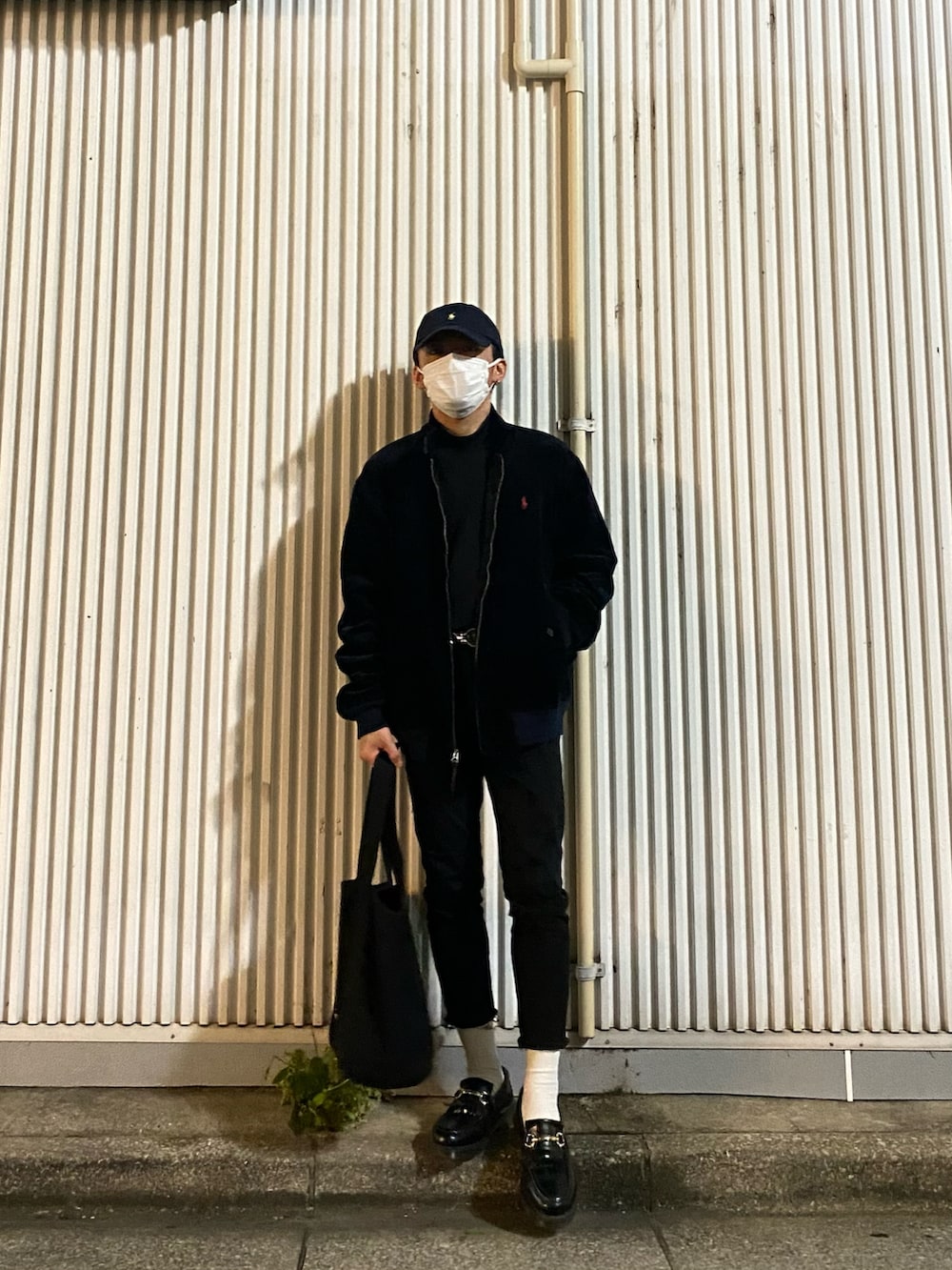 ブルー系のその他アウター、ブラック系のTシャツ/カットソー、ブラック系のデニムパンツを着用したメンズの秋コーディネートの2枚目の写真