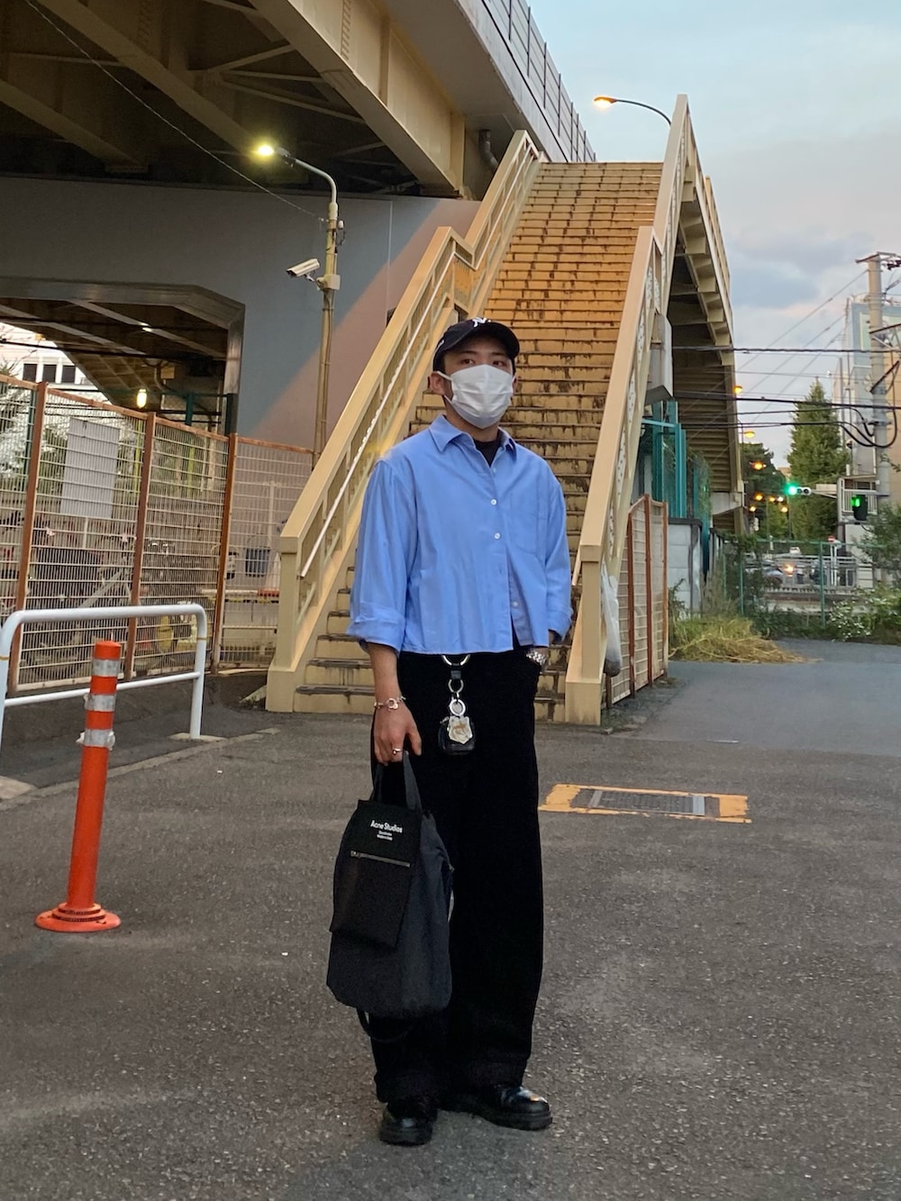 ブルー系のシャツ/ブラウス、ブラック系のその他パンツ、ブラック系のドレスシューズを着用したメンズの秋コーディネートの2枚目の写真