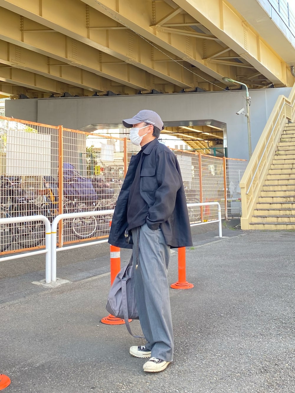 ブラック系のジャケット/アウター、ブラック系のTシャツ/カットソー、グレー系のパンツを着用したメンズの春コーディネートの2枚目の写真