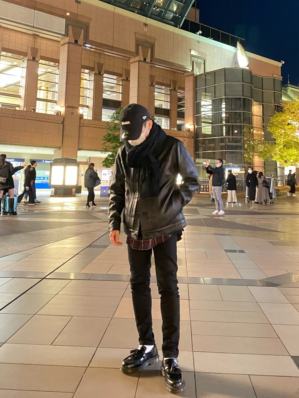 ブラック系のライダースジャケット、ブラック系のベスト、レッド系のシャツ/ブラウスを着用したメンズの秋コーディネートの2枚目の写真