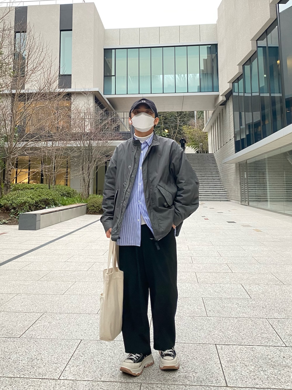 グレー系のモッズコート、その他のシャツ/ブラウス、ホワイト系のスウェットを着用したメンズの冬コーディネートの4枚目の写真