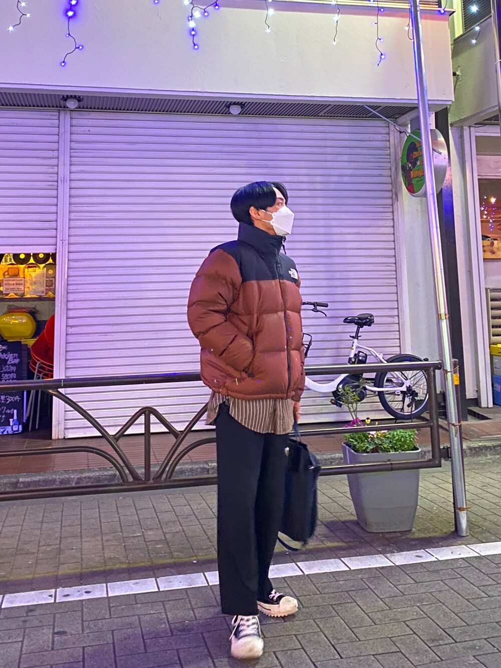 ブラウン系のシャツ/ブラウス、ブラック系のパンツ、ブラック系のスニーカーを着用したメンズの冬コーディネートの4枚目の写真