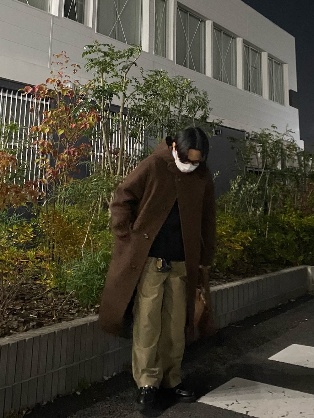 ブラウン系のダッフルコート、ブラック系のスウェット、ブルー系のシャツ/ブラウスを着用したメンズの冬コーディネートの5枚目の写真