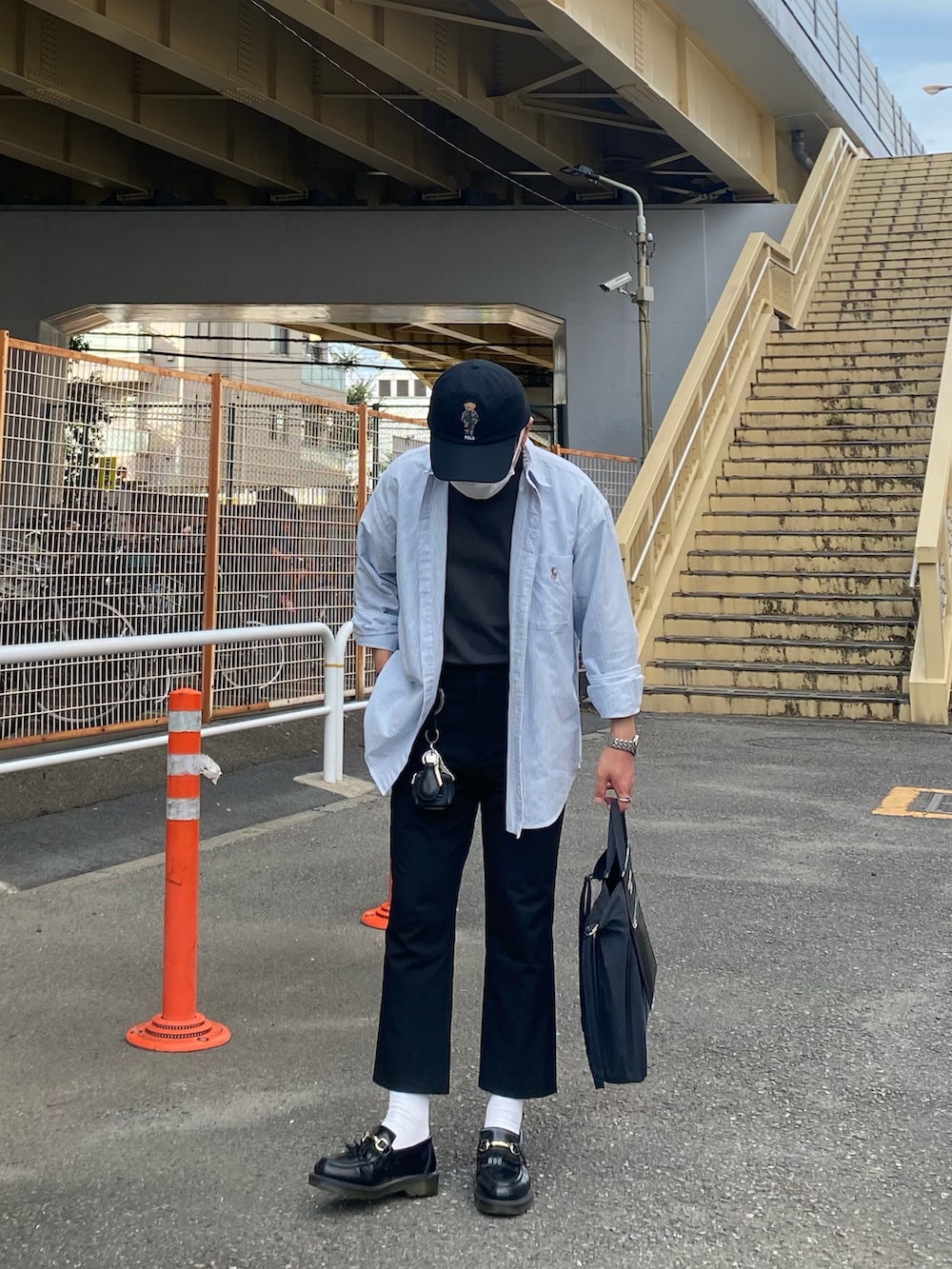 ブルー系のシャツ/ブラウス、ブラック系のスラックス、ブラック系のローファーを着用したメンズの秋コーディネートの4枚目の写真