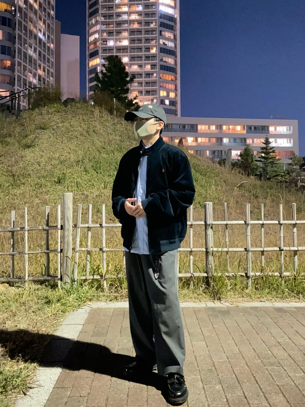 ブルー系のその他アウター、ブルー系のシャツ/ブラウス、グレー系のパンツを着用したメンズの秋コーディネートの4枚目の写真