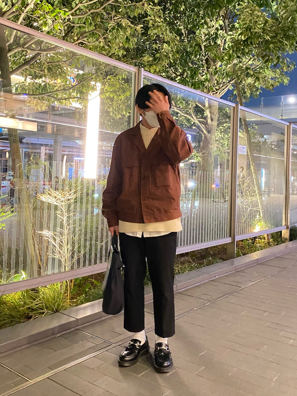 ブラウン系のジャケット/アウター、ベージュ系のニット/セーター、ホワイト系のシャツ/ブラウスを着用したメンズの春コーディネートの3枚目の写真