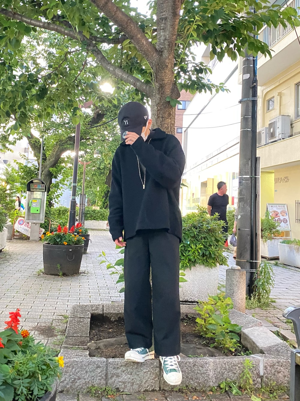 ブラック系のTシャツ/カットソー、グレー系のTシャツ/カットソー、ブラック系のパンツを着用したメンズの夏コーディネートの3枚目の写真