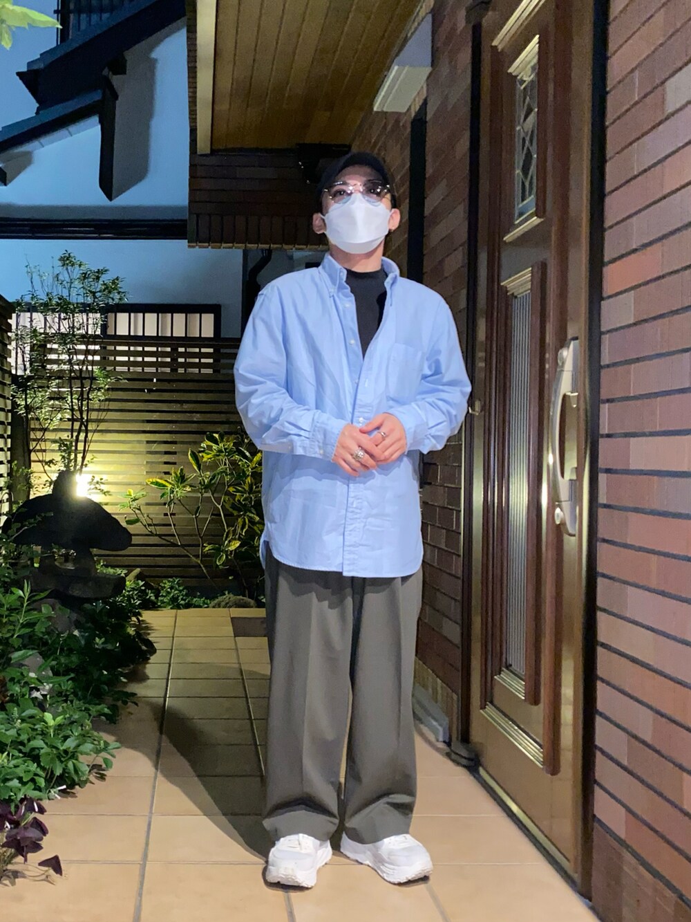 ブルー系のシャツ/ブラウス、ブラック系のTシャツ/カットソー、グリーン系のパンツを着用したメンズの夏コーディネートの4枚目の写真