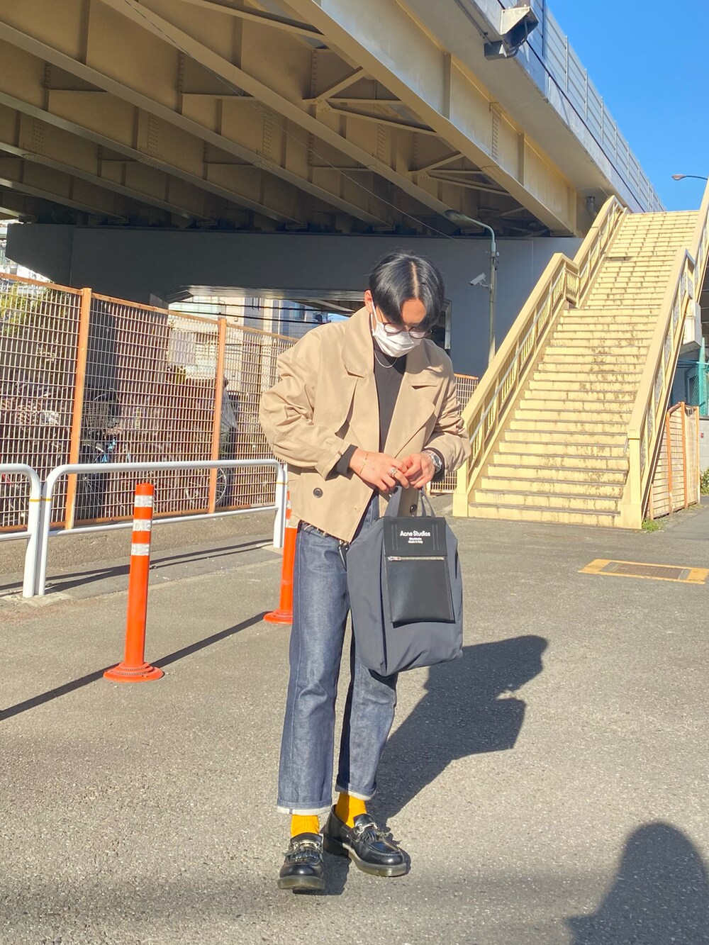 ベージュ系のブルゾン、ブラック系のスウェット、ブルー系のデニムパンツを着用したメンズの冬コーディネートの3枚目の写真