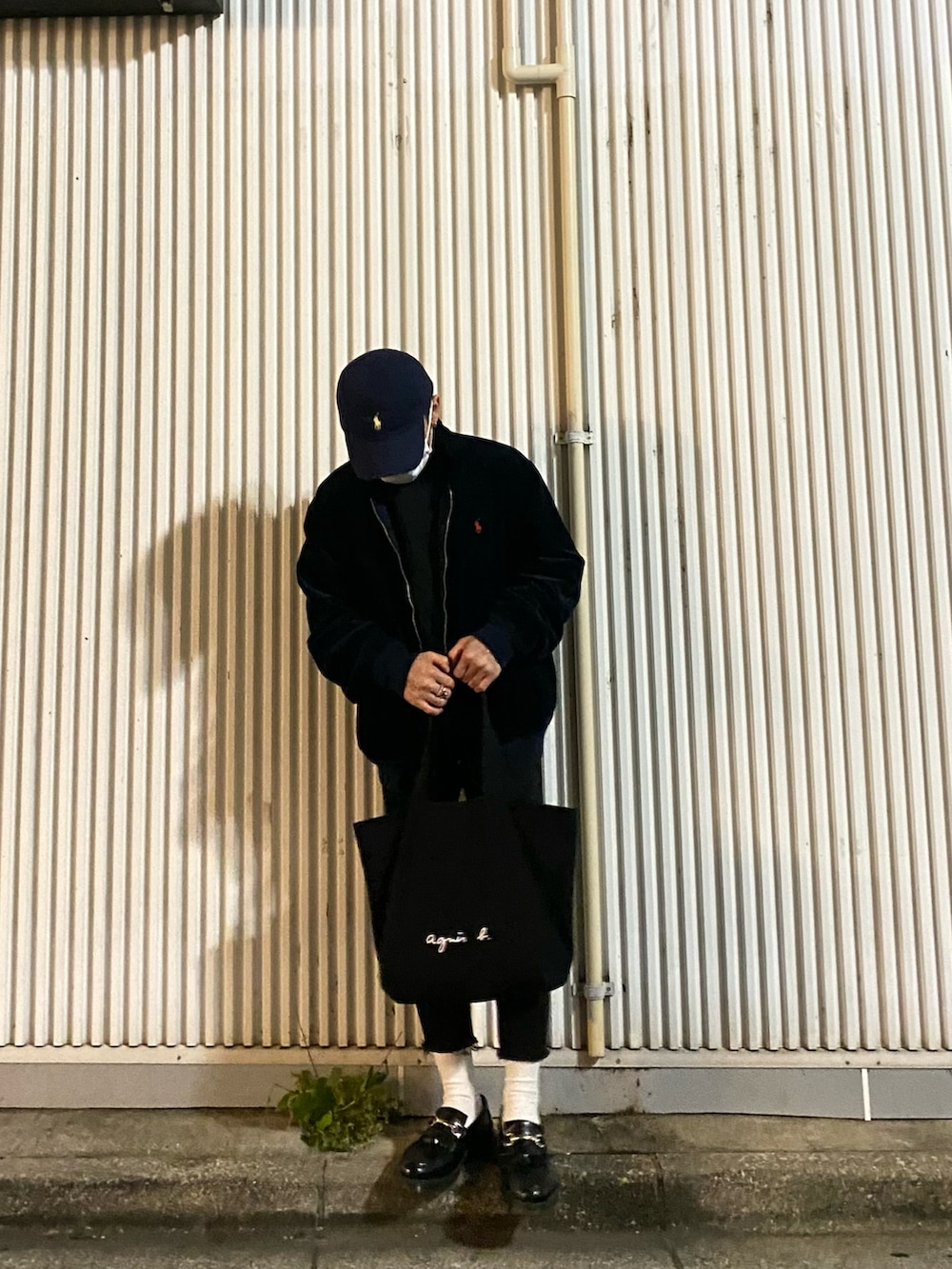 ブルー系のその他アウター、ブラック系のTシャツ/カットソー、ブラック系のデニムパンツを着用したメンズの秋コーディネートの4枚目の写真