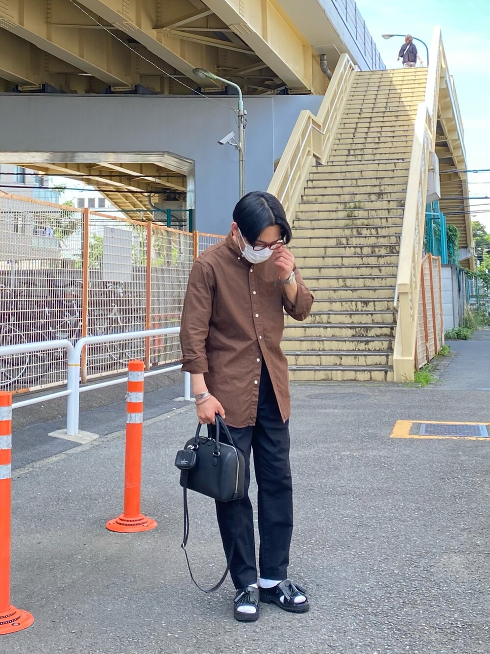 ブラウン系のシャツ/ブラウス、ブラック系のその他パンツ、ブラック系のサンダルを着用したメンズの夏コーディネートの2枚目の写真