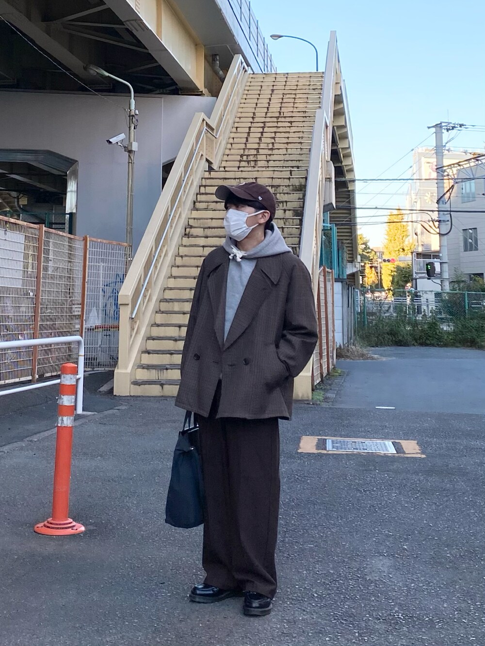 その他のその他アウター、グレー系のパーカー、ブラウン系のその他パンツを着用したメンズの冬コーディネートの4枚目の写真