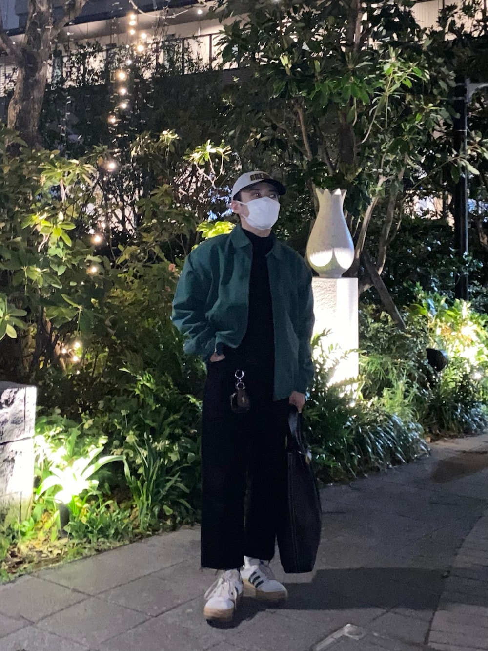 ベージュ系のスニーカー、ブラック系のTシャツ/カットソー、グリーン系のブルゾンを着用したメンズの春コーディネートの4枚目の写真