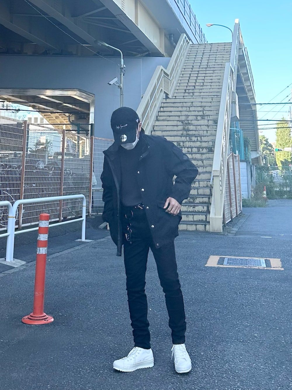 ブラック系のブルゾン、グレー系のTシャツ/カットソー、ブラック系のデニムパンツを着用したメンズの秋コーディネートの2枚目の写真