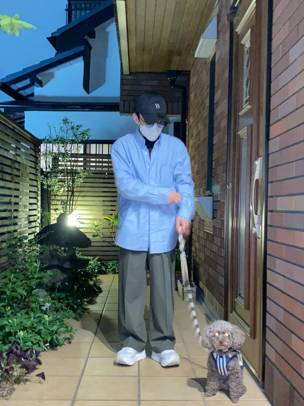 ブルー系のシャツ/ブラウス、ブラック系のTシャツ/カットソー、グリーン系のパンツを着用したメンズの夏コーディネートの2枚目の写真