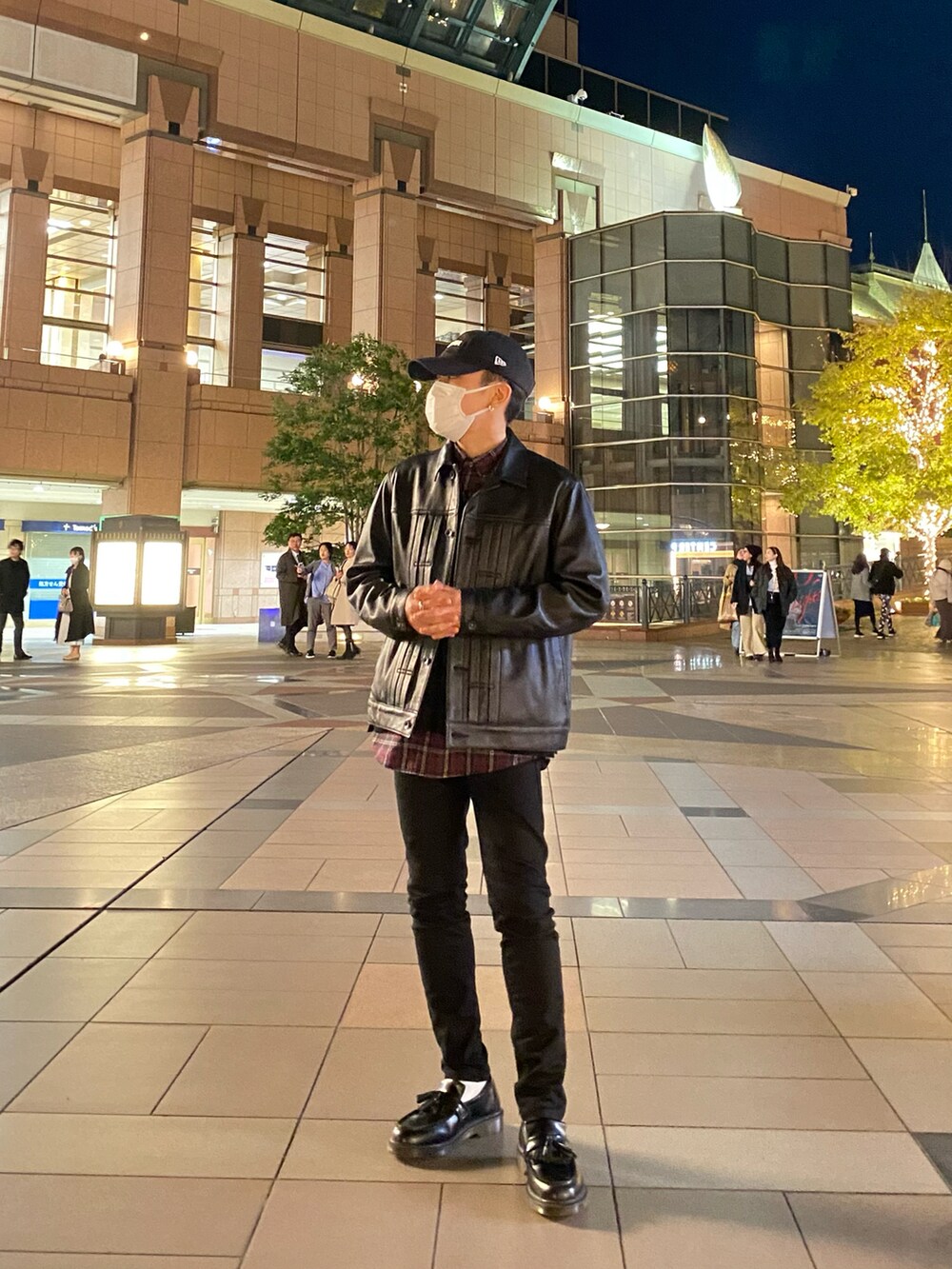 ブラック系のライダースジャケット、ブラック系のベスト、レッド系のシャツ/ブラウスを着用したメンズの秋コーディネートの5枚目の写真