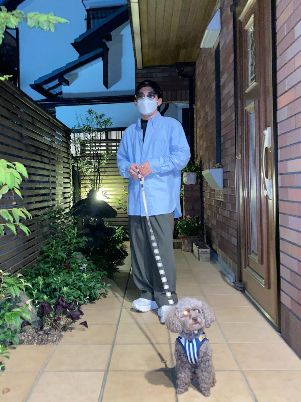 ブルー系のシャツ/ブラウス、ブラック系のTシャツ/カットソー、グリーン系のパンツを着用したメンズの夏コーディネートの3枚目の写真