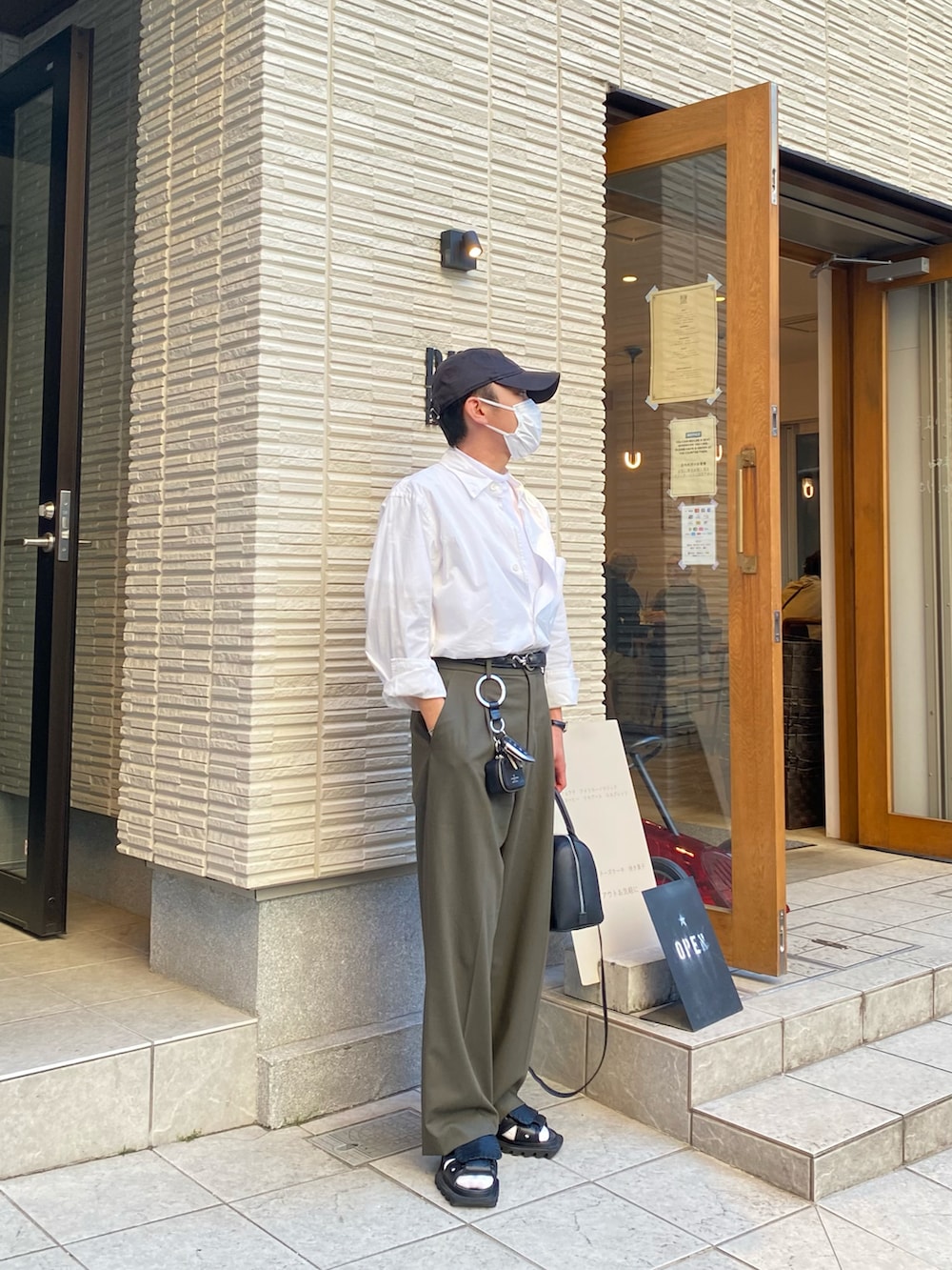 ホワイト系のシャツ/ブラウス、ホワイト系のTシャツ/カットソー、グリーン系のパンツを着用したメンズの春コーディネートの5枚目の写真