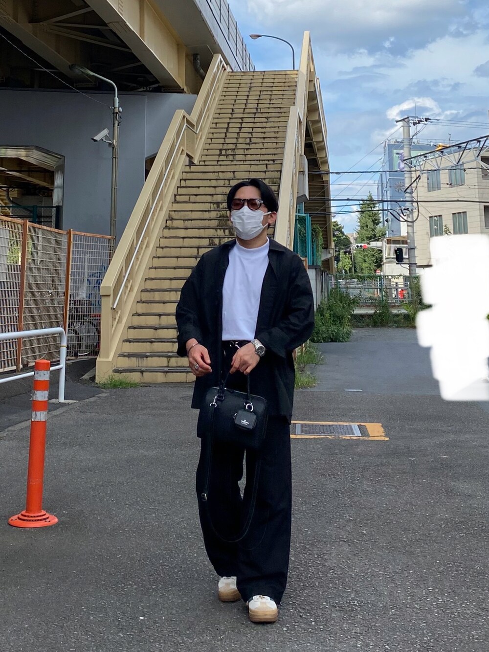 ブラック系のシャツ/ブラウス、ブラック系のパンツ、ベージュ系のスニーカーを着用したメンズの夏コーディネートの4枚目の写真