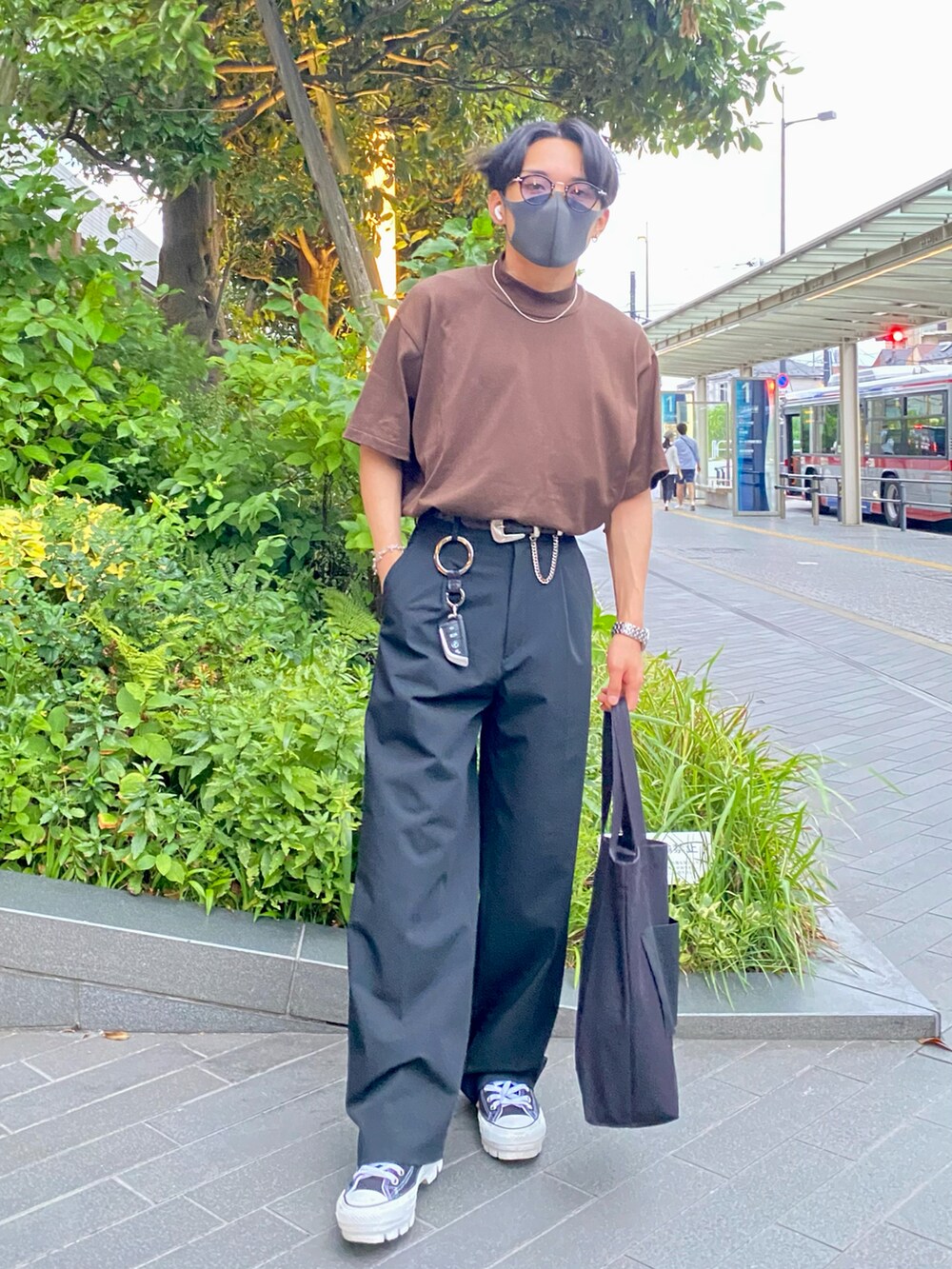ブラウン系のTシャツ/カットソー、ブラック系のパンツ、ブラック系のスニーカーを着用したメンズの夏コーディネートの2枚目の写真