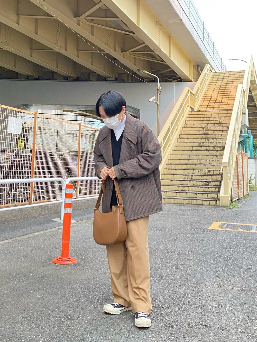 その他のその他アウター、ブラック系のベスト、ベージュ系のスラックスを着用したメンズの秋コーディネートの3枚目の写真