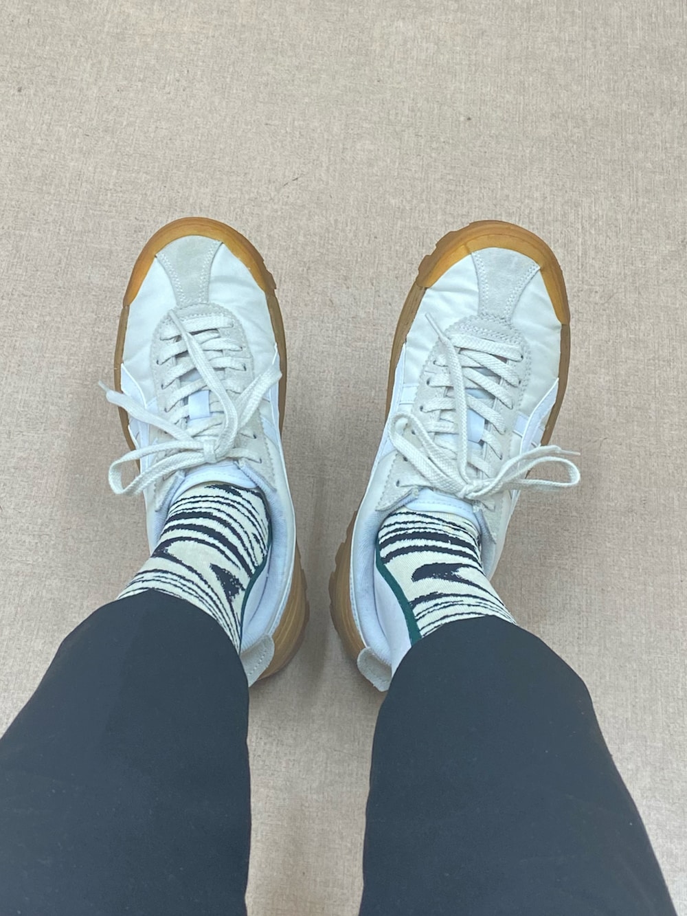 グレー系のダウンジャケット/コート、ブルー系のニット/セーター、ブラック系のスラックスを着用したメンズの冬コーディネートの3枚目の写真