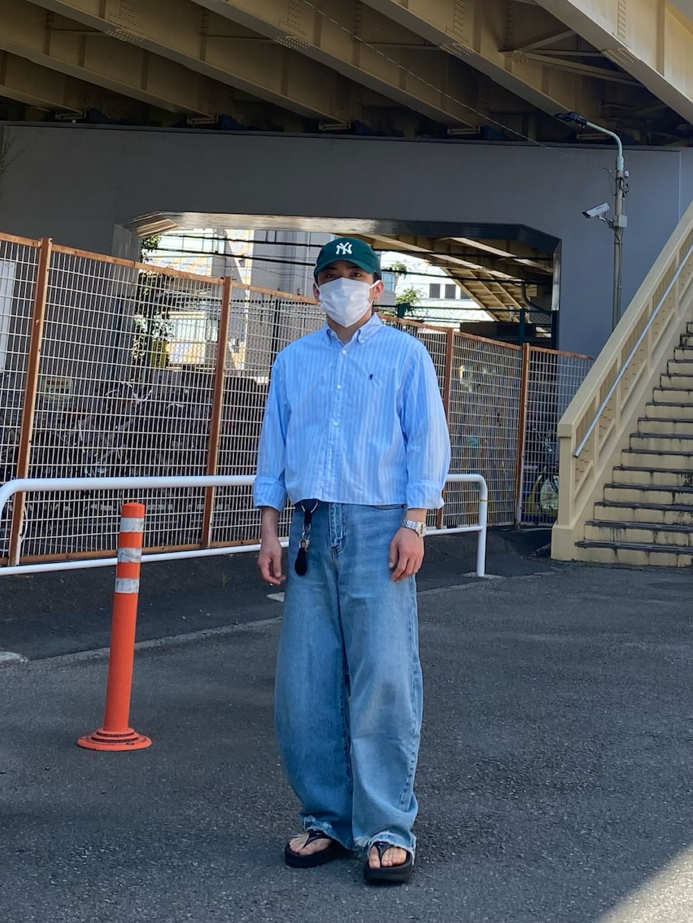 ブルー系のシャツ/ブラウス、ブラック系のサンダル、ブルー系のデニムパンツを着用したメンズの夏コーディネートの4枚目の写真