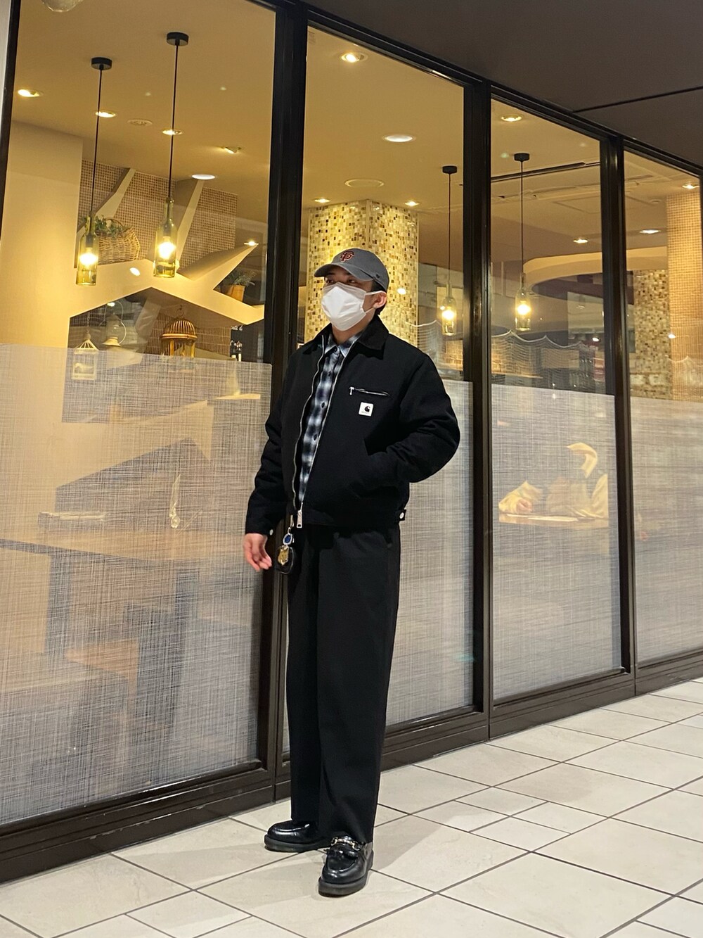 ブラック系のローファー、ブラック系のシャツ/ブラウス、ブラック系のブルゾンを着用したメンズの秋コーディネートの5枚目の写真