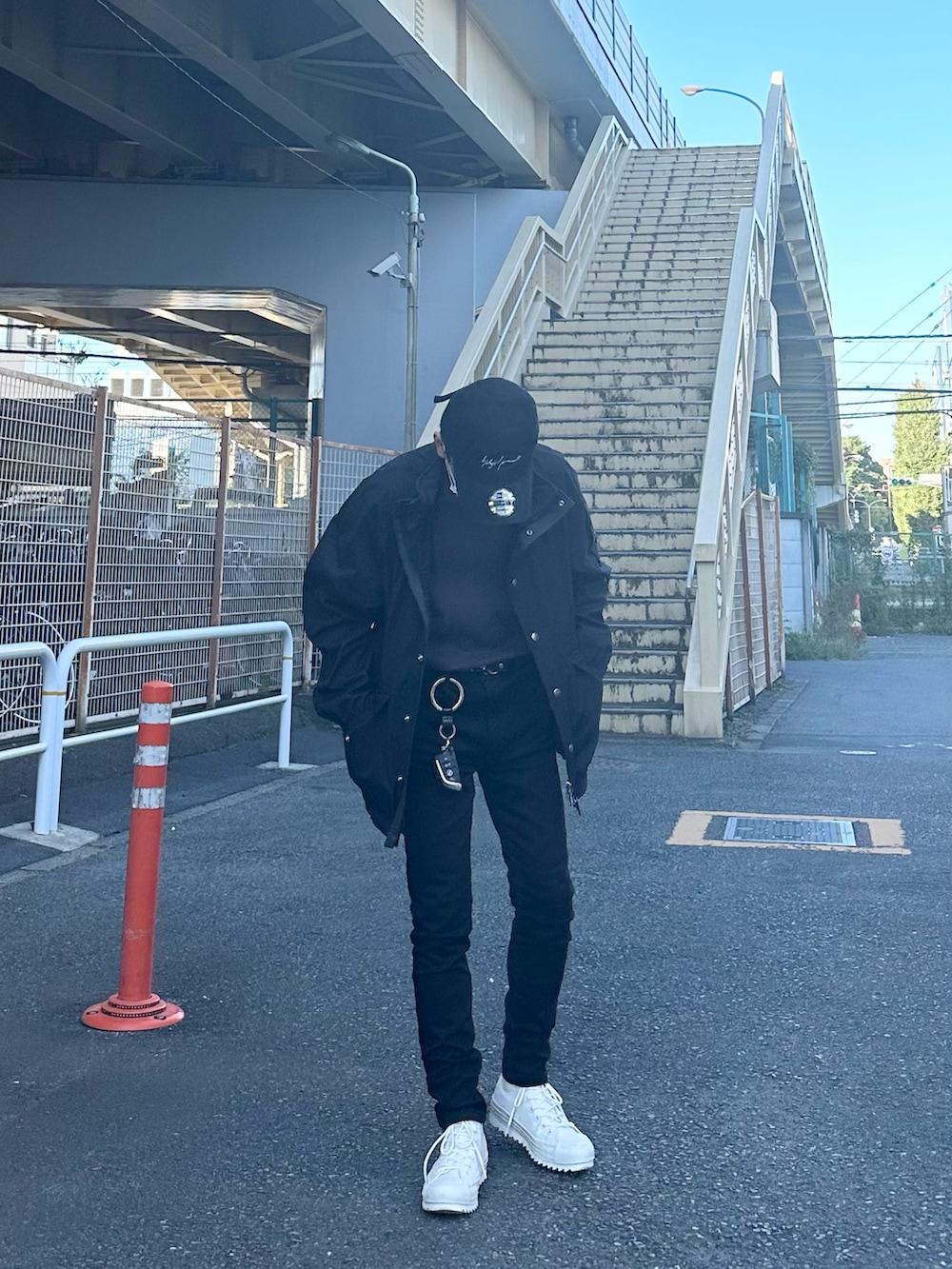 ブラック系のブルゾン、グレー系のTシャツ/カットソー、ブラック系のデニムパンツを着用したメンズの秋コーディネートの3枚目の写真