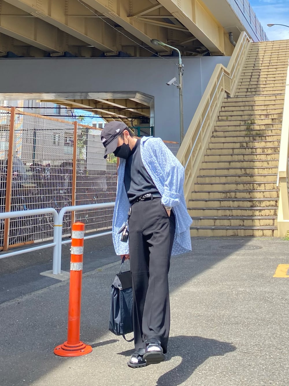 ブルー系のシャツ/ブラウス、ブラック系のその他パンツ、ブラック系のサンダルを着用したメンズの夏コーディネートの3枚目の写真