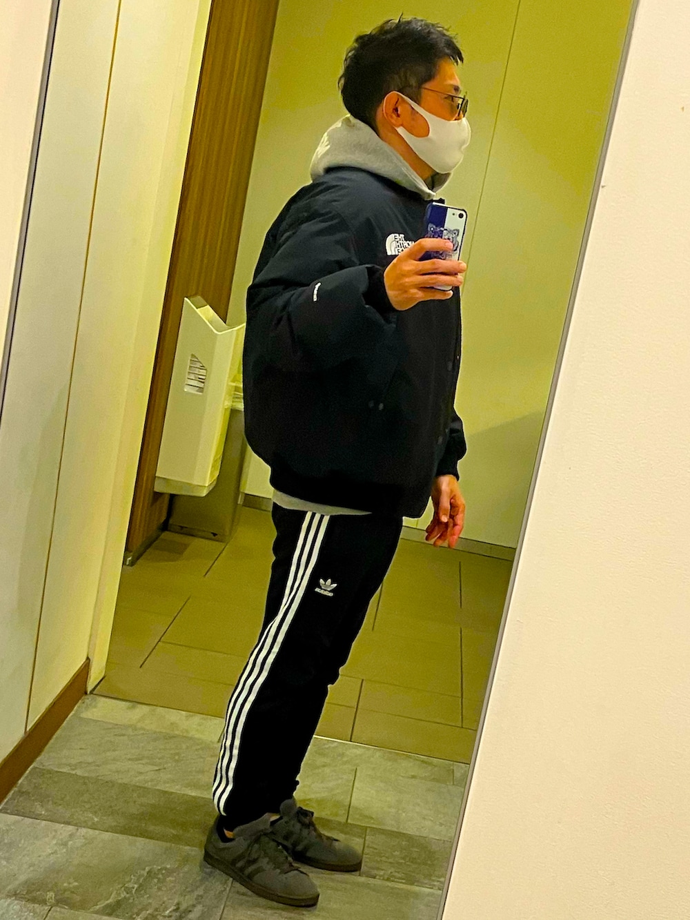 ブラック系のダウンジャケット/コート、グレー系のパーカー、ブラック系のその他パンツを着用したメンズの冬コーディネートの2枚目の写真