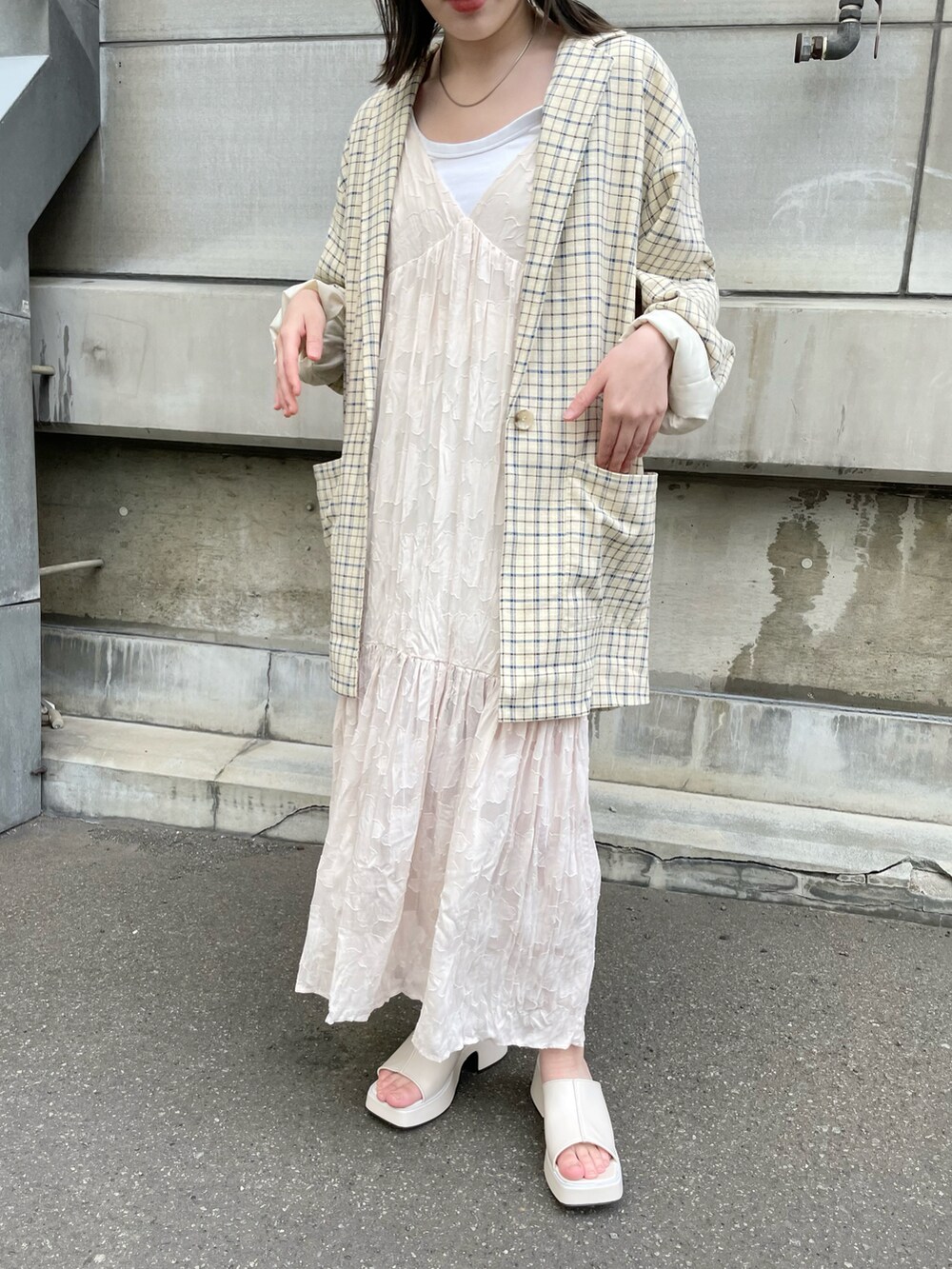 ホワイト系のサンダル、ホワイト系のワンピース、ブルー系のテーラードジャケットを着用したレディースの春コーディネートの2枚目の写真