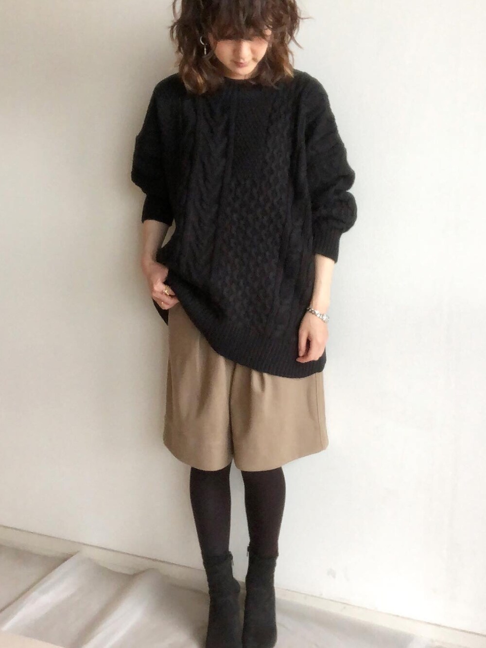「秋冬コーデ、大人コーデ、UNIQLO U、UNIQLO、ショートパンツ、ニット、ケーブルニット、オーバーサイズ、オトナカジュアル、ゆったりコーデ、プチプラコーデ、ビッグシルエット、大人カジュアル、オトナ女子、雨の日コーデ」|「Breath TOPKAPIの【TOPKAPI BREATH】リプルネオレザー・ミニトートバッグ【日本製】(トートバッグ、ベージュ系)」を使った、こっつんこーでさん(レディース・161cm)の秋コーディネートの3枚目の写真