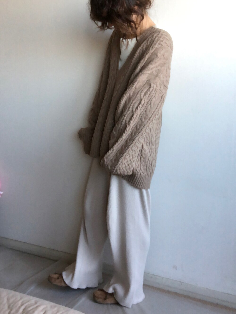 「Vネックニット、深Vネック、Vネック、ゆるコーデ、ゆるニット、ワイドパンツ、リブパンツ、ベージュ、ベージュコーデ、レイヤードスタイル、休日スタイル、ラクチンコーデ、ざっくりニット、ママコーデ、ケーブルニット」｜「PAGEBOYの【WEB限定アイテム】ケーブルＶネックプルオーバー（ニット/セーター、ベージュ系）」を使った、こっつんこーでさん（レディース・161cm）の冬コーディネートの2枚目の写真