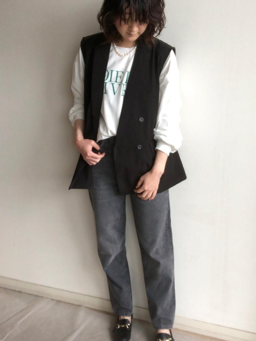 「大人コーデ、オトナカジュアル、パンツスタイル、カジュアル、きれいめカジュアル、ジレ、ロゴT、ロゴスウェット、ロゴ、プチプラ、ZARA、大人カジュアル、ローファー、春コーデ、春アウター」｜「frames RAY CASSINのロゴプリントロンT（Tシャツ/カットソー、ホワイト系）」を使った、こっつんこーでさん（レディース・161cm）の春コーディネートの2枚目の写真