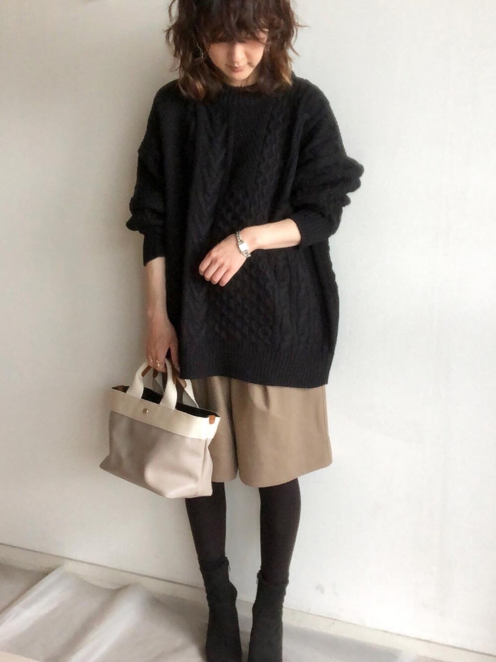 「秋冬コーデ、大人コーデ、UNIQLO U、UNIQLO、ショートパンツ、ニット、ケーブルニット、オーバーサイズ、オトナカジュアル、ゆったりコーデ、プチプラコーデ、ビッグシルエット、大人カジュアル、オトナ女子、雨の日コーデ」|「Breath TOPKAPIの【TOPKAPI BREATH】リプルネオレザー・ミニトートバッグ【日本製】(トートバッグ、ベージュ系)」を使った、こっつんこーでさん(レディース・161cm)の秋コーディネートの2枚目の写真