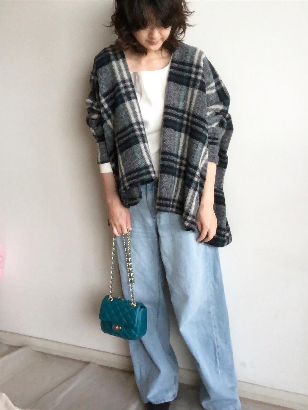 「着回しコーデ、秋ルック紹介するよ、秋のコーデ、カジュアルコーデ、チェック、チェック柄、チェックコート、ワイドパンツ、ワイドデニム、デニムパンツ、ミニバッグ、ショルダーバッグ、キルティング、キルティングバッグ、ママコーデ」｜「SHIPSの〈手洗い可能〉イタリアンチェックショート羽織り 2◇（その他アウター、ブルー系）」を使った、こっつんこーでさん（レディース・161cm）の秋コーディネートの3枚目の写真