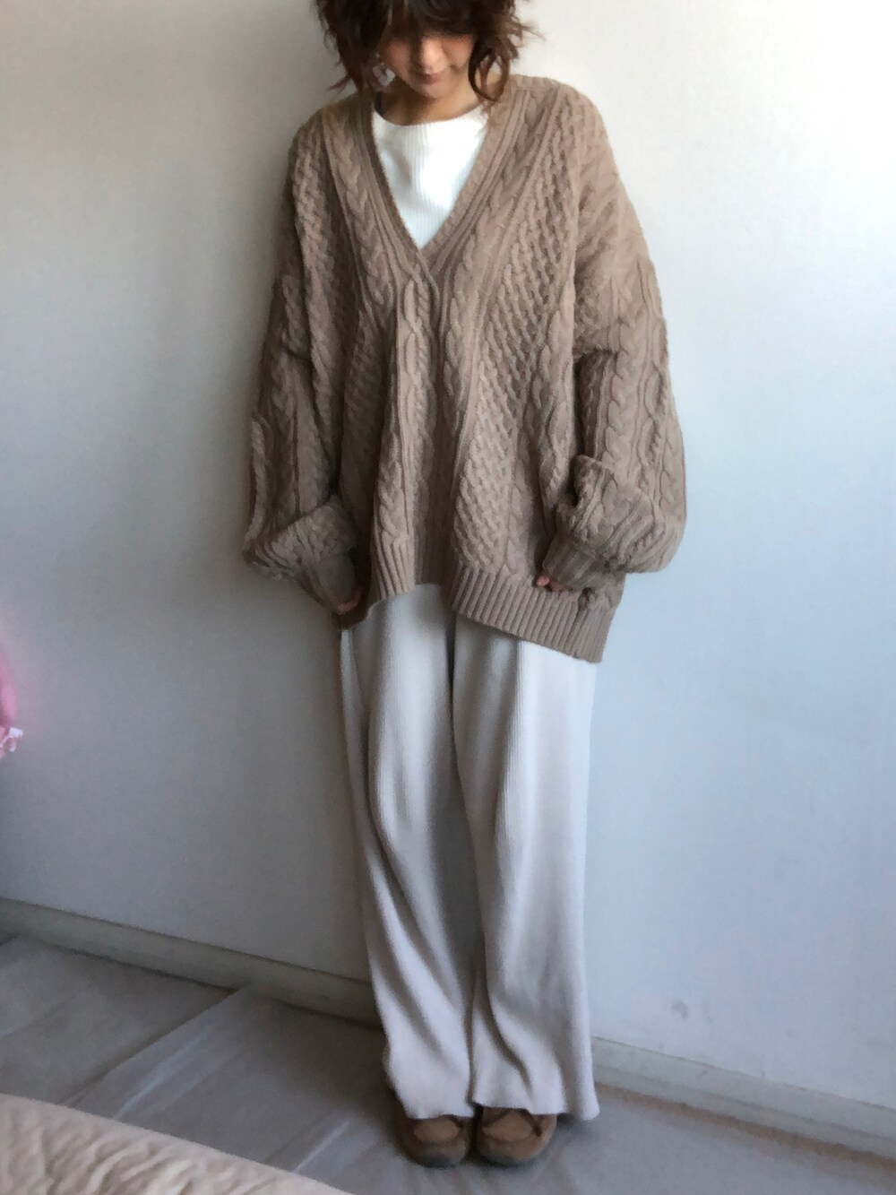 「Vネックニット、深Vネック、Vネック、ゆるコーデ、ゆるニット、ワイドパンツ、リブパンツ、ベージュ、ベージュコーデ、レイヤードスタイル、休日スタイル、ラクチンコーデ、ざっくりニット、ママコーデ、ケーブルニット」｜「PAGEBOYの【WEB限定アイテム】ケーブルＶネックプルオーバー（ニット/セーター、ベージュ系）」を使った、こっつんこーでさん（レディース・161cm）の冬コーディネートの3枚目の写真