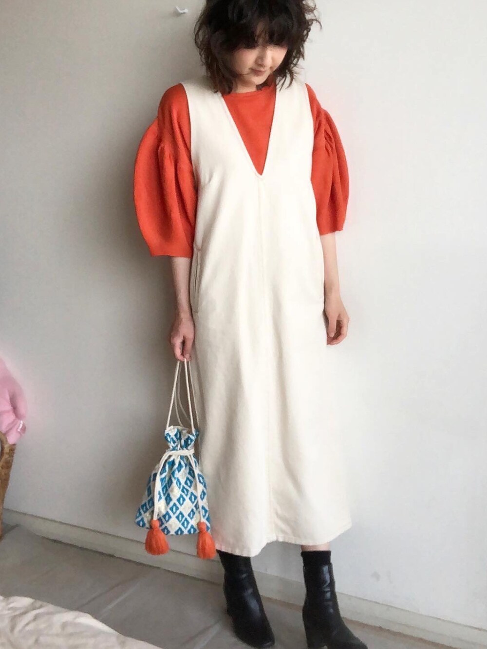 「大人カジュアル、オレンジ、オレンジニット、カラーニット、カラーコーデ、カラフル、巾着バッグ、ジャンパースカート、デニム、深Vネック、ジャンスカ、大人かわいい、オトナカジュアル、ビタミンカラー、今日のコーデ」｜「SENSE OF PLACE by URBAN RESEARCHのVネックデニムジャンパースカート（ジャンパースカート、ホワイト系）」を使った、こっつんこーでさん（レディース・161cm）の春コーディネートの3枚目の写真