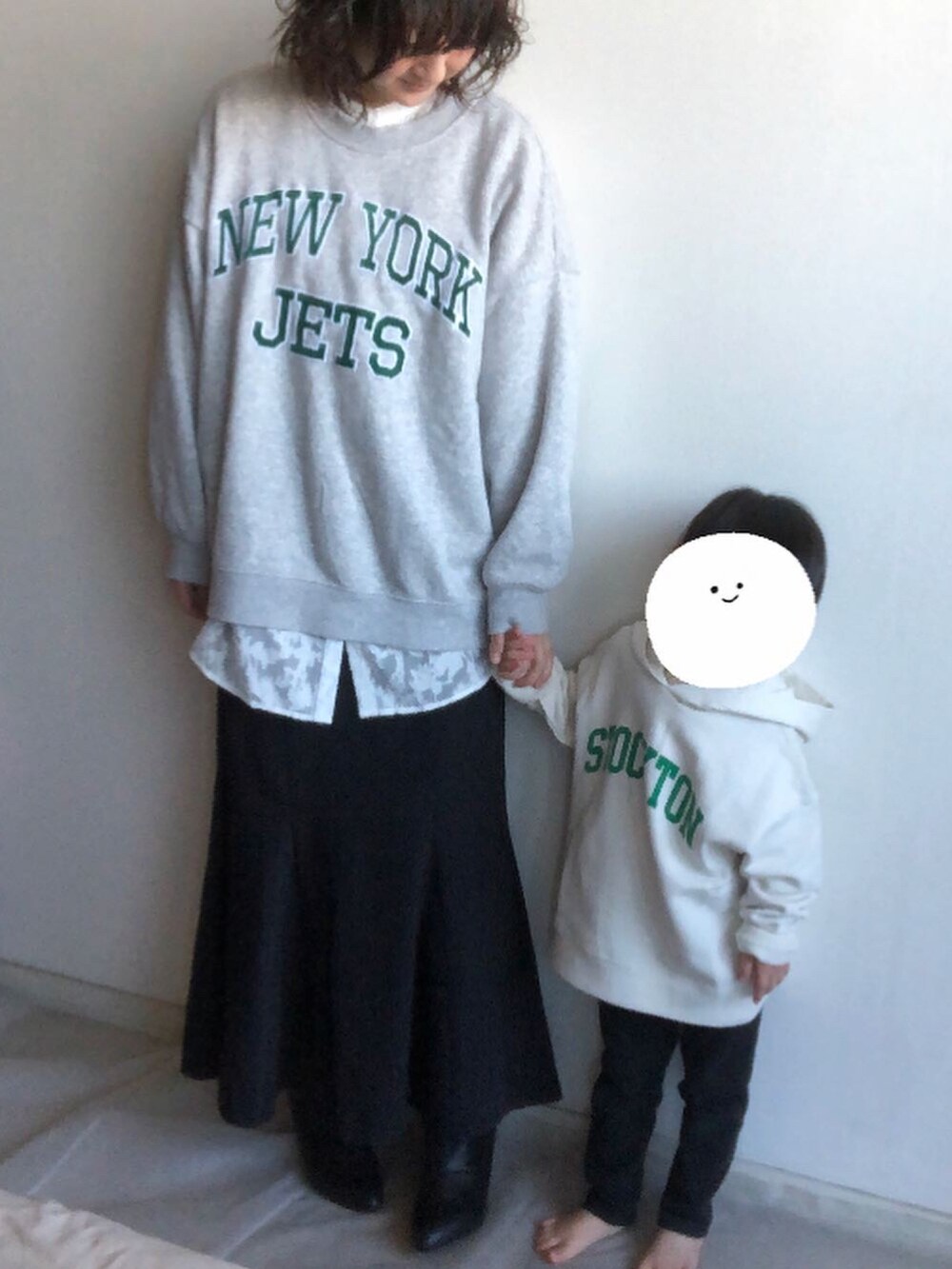 「親子コーデ、親子でおそろい、親子リンク、リンクコーデ、おそろいコーデ、ロゴスウェット、ロゴパーカー、ロゴ、マーメイドスカート、お出かけコーデ、カジュアルコーデ、プチプラ、ロングスカート、ママコーデ、ママ＆息子」｜「H&Mのアイテム（スウェット、グレー系）」を使った、こっつんこーでさん（レディース・161cm）の春コーディネートの2枚目の写真