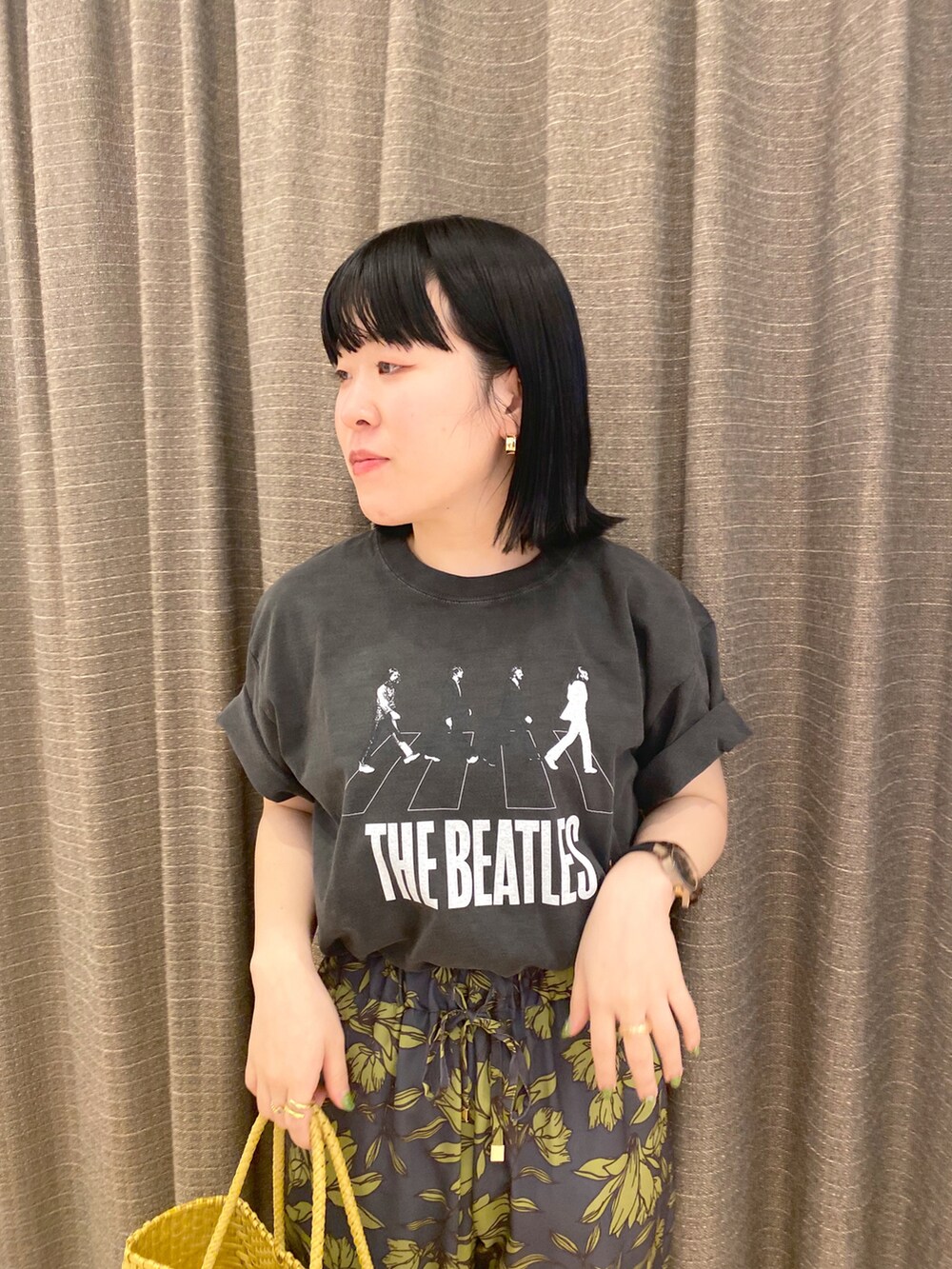 ブラック系のTシャツ/カットソー、グレー系のその他パンツ、イエロー系のトートバッグを着用したレディースの春コーディネートの4枚目の写真