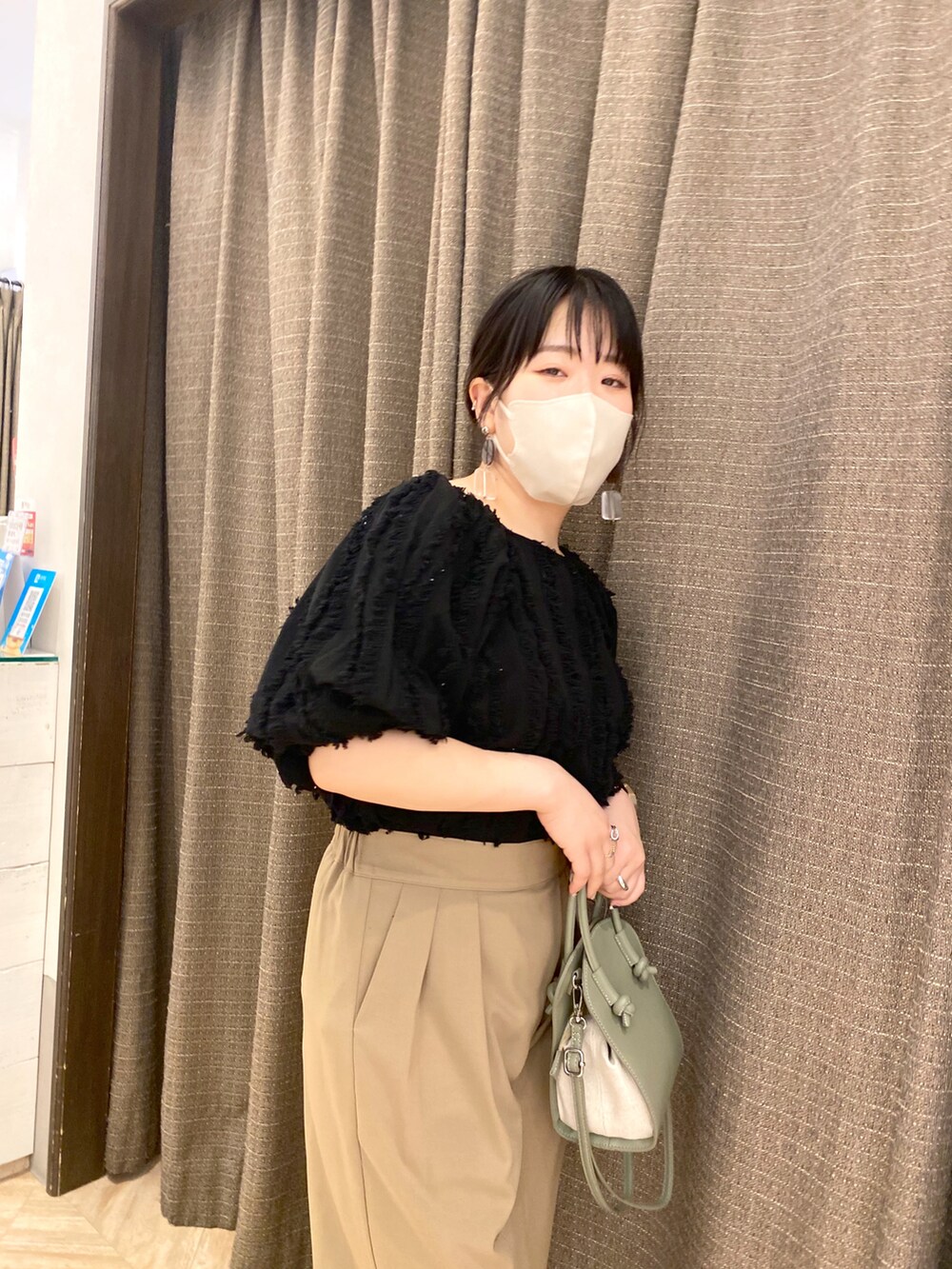 ブラック系のシャツ/ブラウス、ブラウン系のその他パンツ、ブラック系のサンダルを着用したレディースの夏コーディネートの3枚目の写真