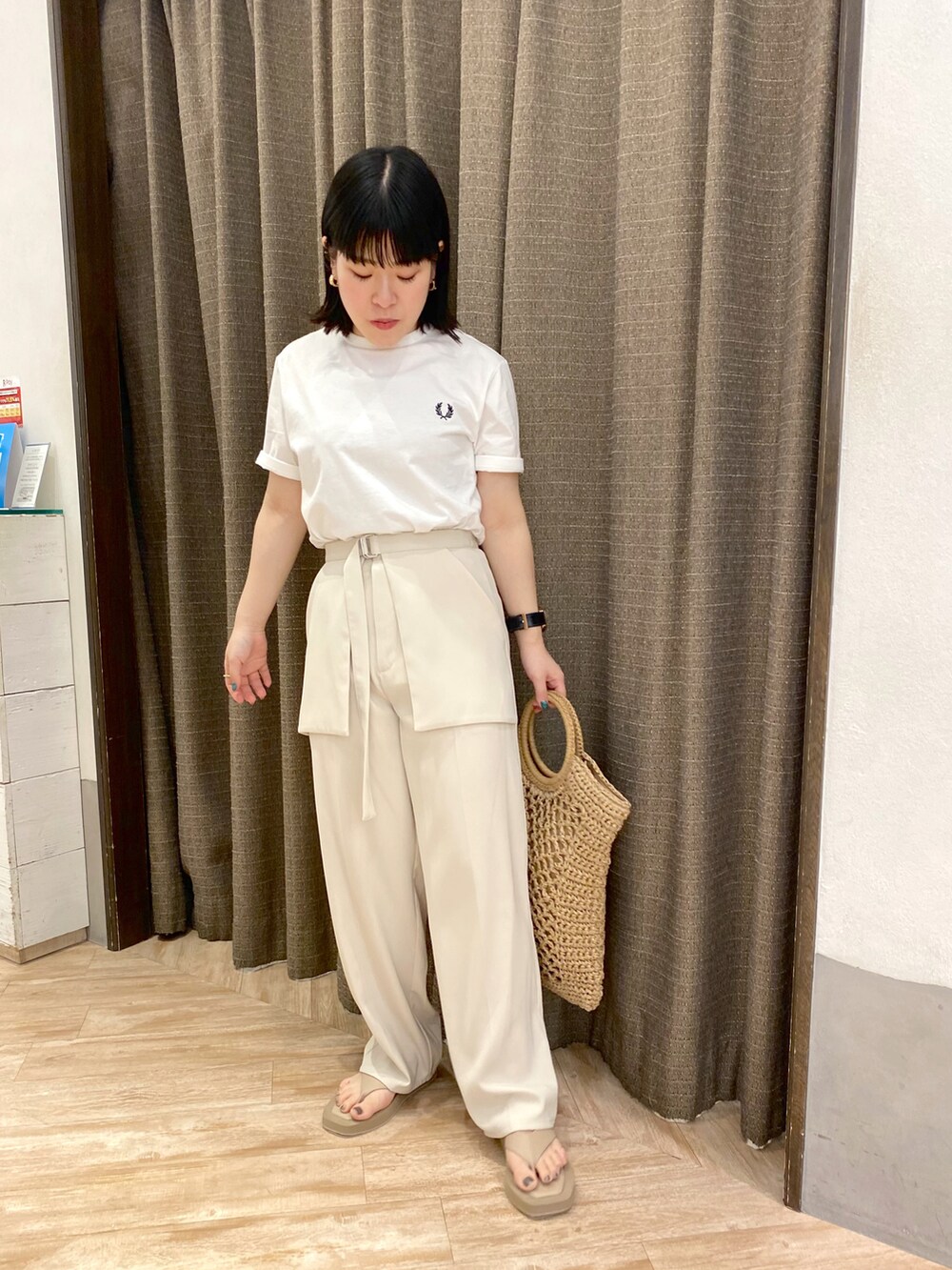 ホワイト系のTシャツ/カットソー、ホワイト系のその他パンツ、グリーン系のトートバッグを着用したレディースの春コーディネートの2枚目の写真