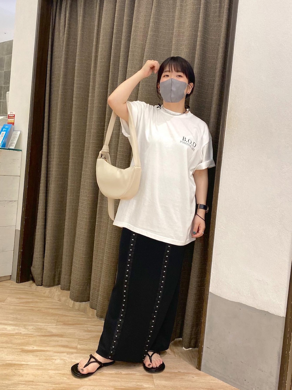 ホワイト系のショルダーバッグ、ホワイト系のTシャツ/カットソー、ブラック系のスカートを着用したレディースの夏コーディネートの4枚目の写真