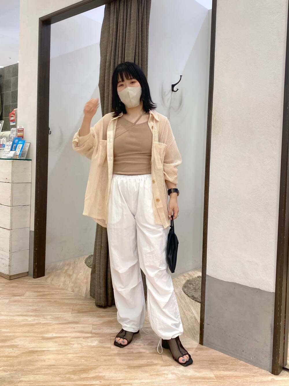 ベージュ系のキャミソール、ベージュ系のシャツ/ブラウス、ホワイト系のその他パンツを着用したレディースの夏コーディネートの3枚目の写真