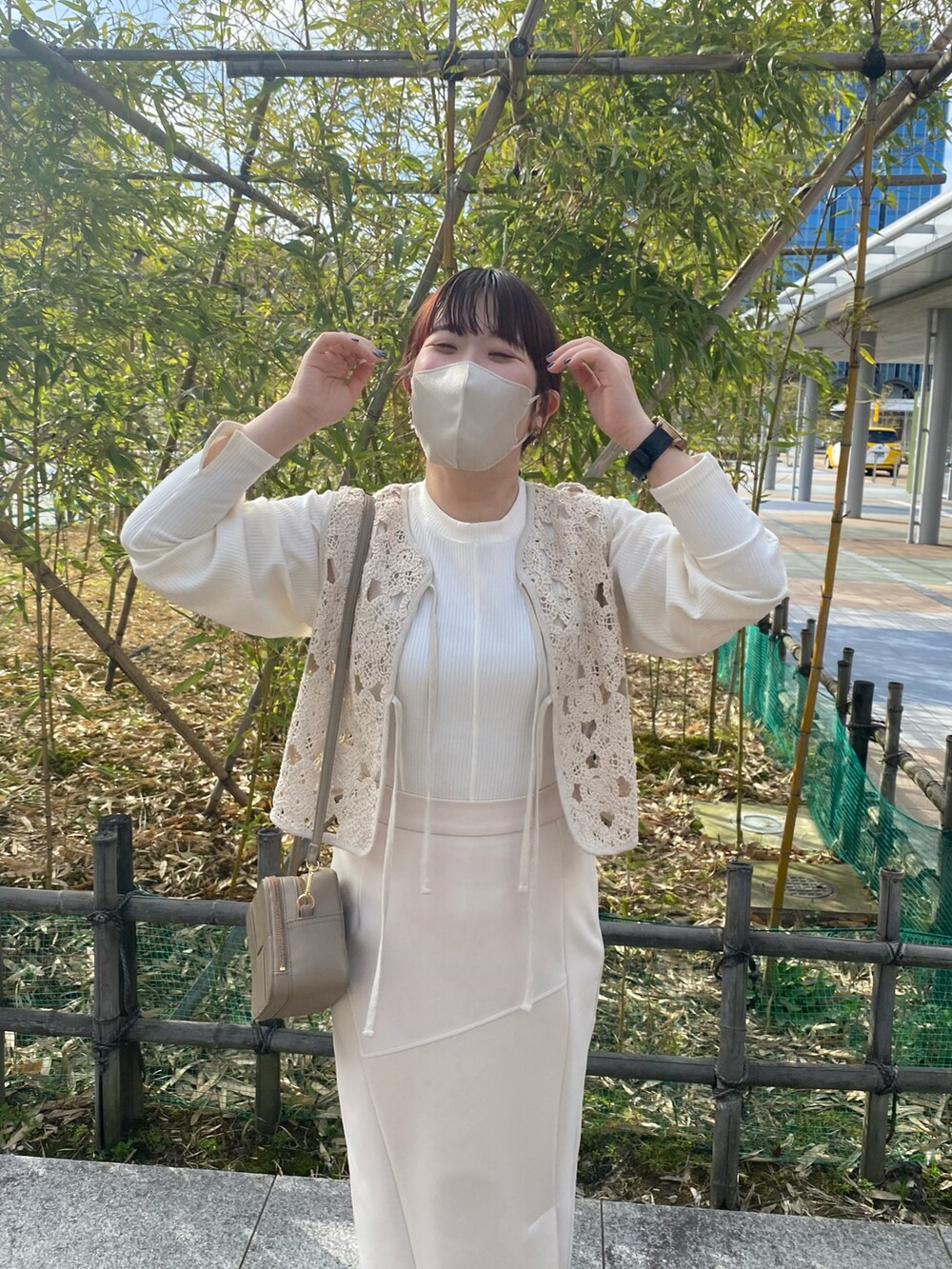 ホワイト系のTシャツ/カットソー、ベージュ系のベスト、ベージュ系のショルダーバッグを着用したレディースの春コーディネートの4枚目の写真