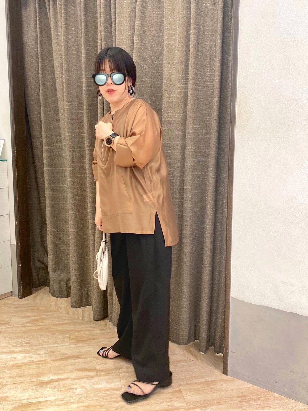 ブラウン系のシャツ/ブラウス、ホワイト系のショルダーバッグ、ブラック系のその他パンツを着用したレディースの夏コーディネートの2枚目の写真