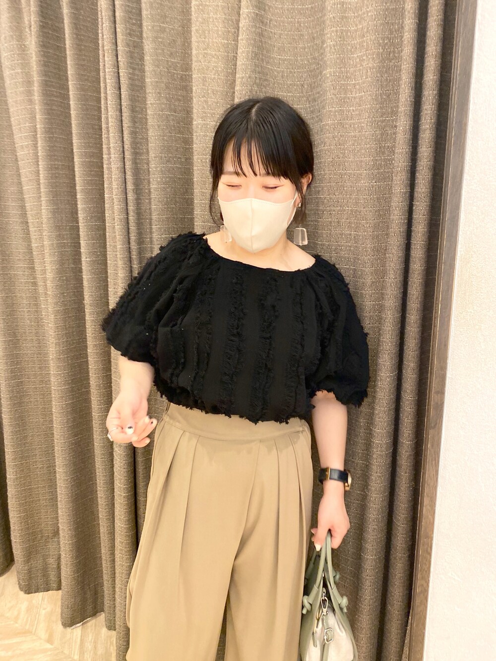 ブラック系のシャツ/ブラウス、ブラウン系のその他パンツ、ブラック系のサンダルを着用したレディースの夏コーディネートの4枚目の写真