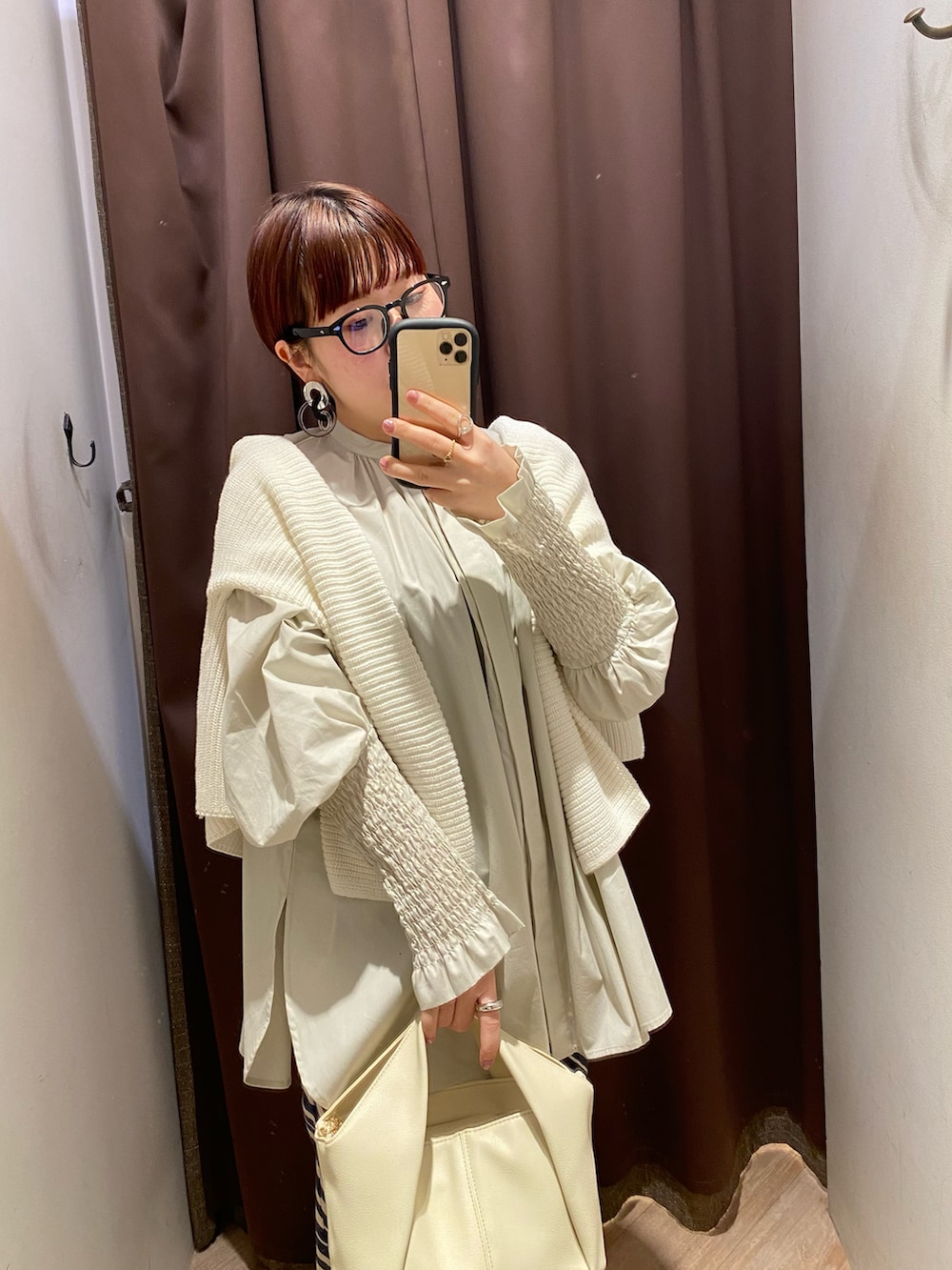 グレー系のシャツ/ブラウス、ホワイト系のハンドバッグ、ブルー系のその他パンツを着用したレディースの春コーディネートの2枚目の写真