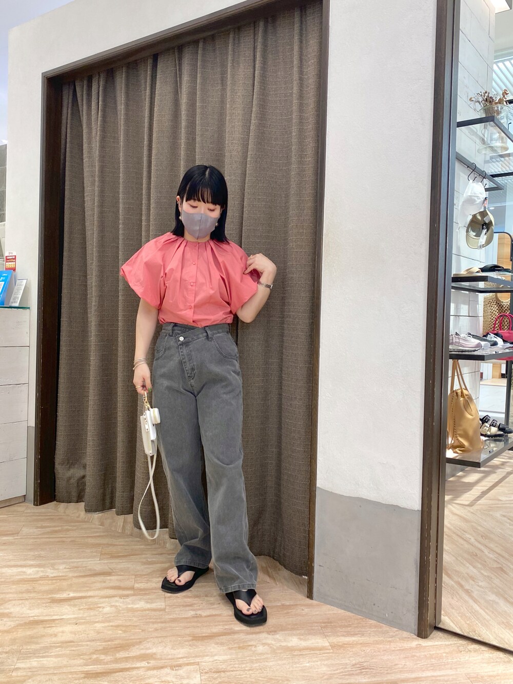 グレー系のデニムパンツ、ピンク系のシャツ/ブラウス、ブラック系のサンダルを着用したレディースの春コーディネートの2枚目の写真